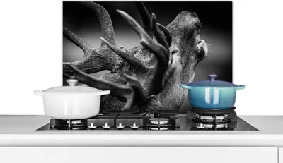 Produktbild von KitchenYeah®  Spritzschutz Küche - Küchenrückwand - Wandschutz für Herd und Spüle - Geweih - Hirsch - Schwarz 60x40 - Alu-Dibond (Alternative zum Spritzschutz aus Glas) - Hitzebeständig - Herdspritzsc