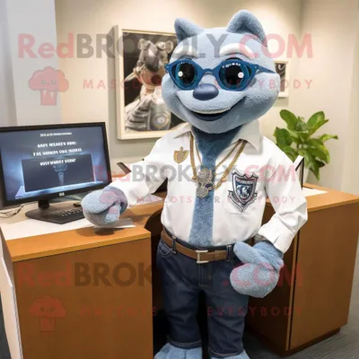 Productafbeelding van White Attorney mascotte REDBROKOLY kostuum karakter gekleed met een spijkerhemd en halskettingen
