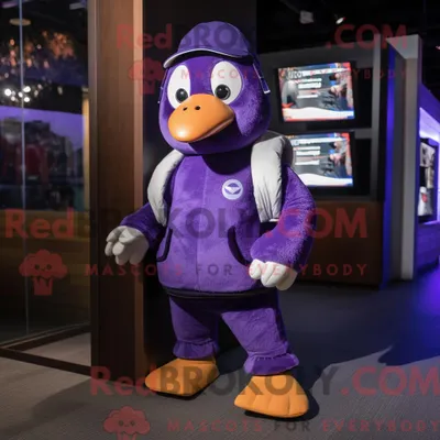 Produktbild von Lila REDBROKOLY Pinguin Maskottchen Kostüm Charakter gekleidet mit einer Bomberjacke und Fäustlingen