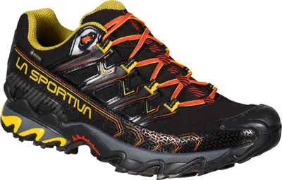 Schwarzer Wanderschuh "Ultra Raptor II Gtx" von La Sportiva mit gelben und roten Schnürsenkeln.