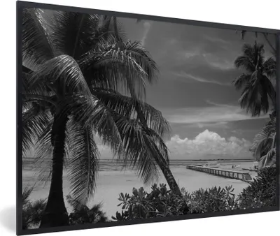 Produktbild von MuchoWow® MuchoWow® Gerahmtes Poster Der Pier auf der anderen Seite des Meeres auf der Insel Mo'orea in schwarz-weiß 90x60 cm - Poster mit zchwarzem Bilderrahmen - Fotorahmen - Foto-Plakat