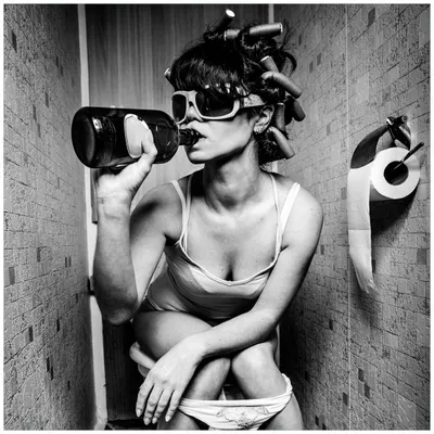 Produktbild von Wallario Möbeldesign / Aufkleber, geeignet für Ikea Lack Tisch - Kloparty - Sexy Frau auf Toilette mit Weinflasche in 55 x 55 cm