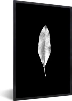 Produktbild von MuchoWow® Gerahmtes Poster Längliches Blatt auf schwarzem Hintergrund - schwarz und weiß 40x60 cm - Poster mit Schwarzem Bilderrahmen Wandposter Rahmen Foto Bilder - Papierdruck - Wandbilder