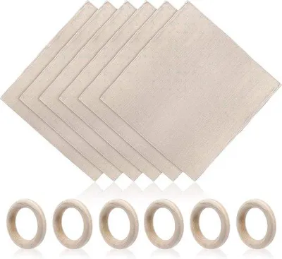 Productafbeelding van Servetset van katoen, 45 x 45 cm, met een houten servettenhouder in houtlook en abrikozenkleur. Wasbaar. Geschikt als tafeldecoratie voor bruiloften, verjaardagen en diners