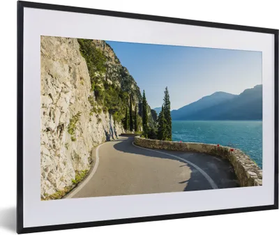 Produktbild von MuchoWow® Gerahmtes Poster Gardasee - Weg - Berg 60x40 cm - Poster mit Schwarzem Bilderrahmen Wandposter Rahmen Foto Bilder - Schlafzimmer - Plakat in Rahmen - Drucken