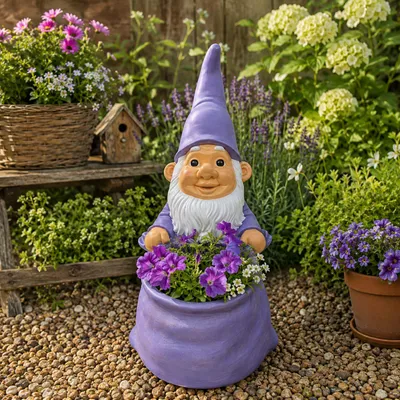 Produktbild von Gartenzwerg Pflanztopf Lila aus Kunstharz – Dekorative Gartenfigur mit Pflanzsack für Blumen, Kräuter & Pflanzen – Wetterfeste Gartendeko für Garten,