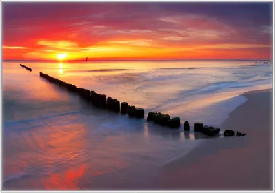 Produktbild von Wallario Wandbild Farbenspiel im Himmel - Sonnenuntergang am Strand, Größe: 70,30 x 100,30 cm, Poster mit weißem Kunststoffrahmen