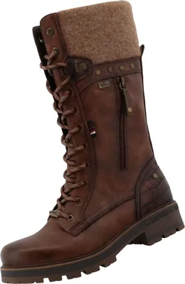 Auf dem Bild ist ein brauner Stiefel zu sehen der von der Seite betrachtet wird. Die Struktur des Materials und die Schnürung sind deutlich zu erkennen.