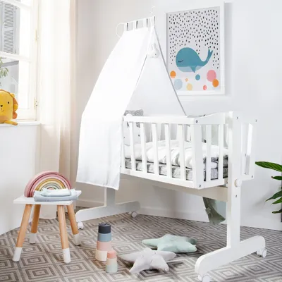 Produktbild von roba Babywiege Stubenwagen Holz Weiß/Grau, Liegefläche 40x90 cm, Gesamtmaße 150x53x103.5 cm (HxBxT), mit Feststellfunktion und kompletter Textilausstattung, miffy Design, EN 1130:2019 Sicherheitsstandard, lebensmittelechte und hautneutrale Lacke