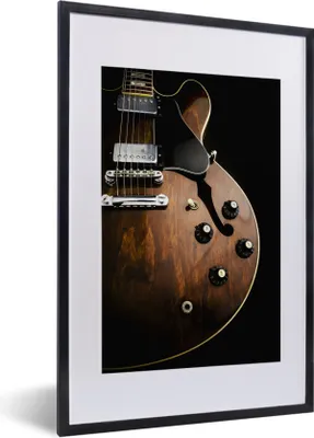 Produktbild von MuchoWow® Gerahmtes Poster Eine E-Gitarre aus Holz 40x60 cm - Poster mit Schwarzem Bilderrahmen Wandposter Rahmen Foto Bilder - Poster in Rahmen