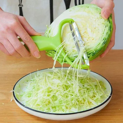 Immagine prodotto di Grattugia multifunzione, un utensile da cucina versatile e indispensabile, dotato di lame affilate e un'apertura ampia per una grattugia facile e precisa