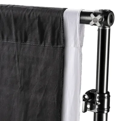 Produktbild von Walimex Hintergrundsystem Set 120-307 cm breit, Hintergrundständer mit Teleskopstange, 2 Lampenstative, 2 Fotohintergründe aus Stoff in Schwarz und Weiß plus Transporttasche