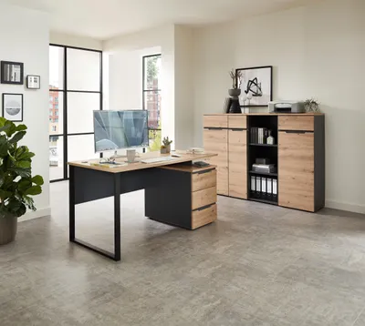 Büromöbel Set MEMPHIS V 4-teilig mit schwarzem Schreibtisch, Rollcontainer und graphitem Sideboard in Raumansicht.