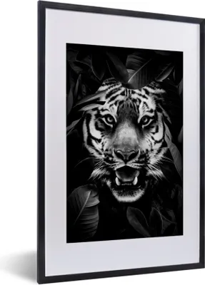 Produktbild von MuchoWow® Gerahmtes Poster Tiger mit offenem Maul zwischen Blättern - schwarz und weiß 40x60 cm - Poster mit Schwarzem Bilderrahmen Wandposter Rahmen Foto Bilder - Poster in Rahmen