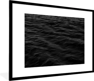 Produktbild von MuchoWow® Gerahmtes Poster Wellen - Wasser - Schwarz - Weiß 80x60 cm - Poster mit Schwarzem Bilderrahmen Wandposter Rahmen Foto Bilder - Schlafzimmer-Dekorationen - Fotoposter