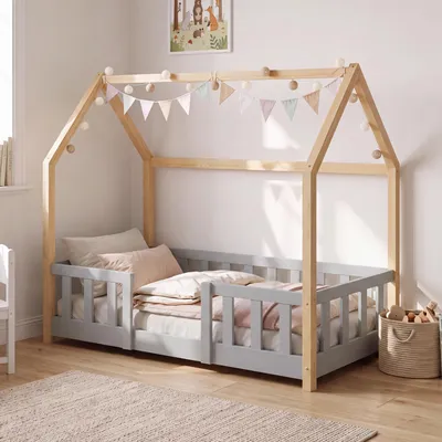Zdjęcie produktu dla Łóżeczko dla dziecka "Sisimiut" w stylu Montessori, w jasnoszarym kolorze z elementami naturalnego drewna, wykonane z drewna sosnowego, wymiary 70 x 140 cm, z zabezpieczeniem przed wypadnięciem