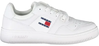 Produktbild von Damen Sportschuh Weiß mit Schnürsenkeln und Logo – Sportlich Elegant