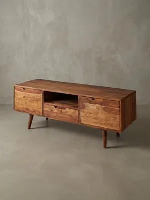 Maßskizze des TV-Lowboards aus Massivholz mit exakten Abmessungen. Breite 135cm, Höhe 51cm und Tiefe 45cm zeigen die perfekten Proportionen der Fernsehkommode für optimale Raumplanung._#sku_BARWL5.579#