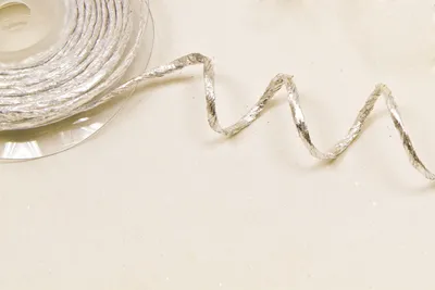 Image de Rouleau de raphia décoratif avec fil d'argent métallique-argenté - taille unique