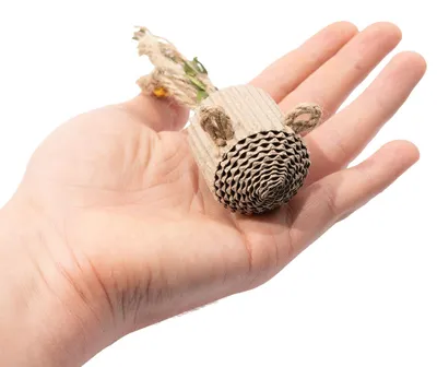 Produktbild von Katzenspielzeug aus Pappe · Kratzpappe mit Naturfaser · ca. 5 x 3,5 x 3,5 cm