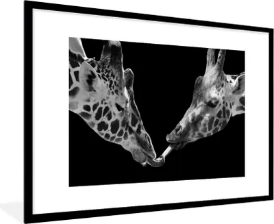 Produktbild von MuchoWow® Gerahmtes Poster Tiere - Schwarz - Giraffe - Weiß - Porträt 90x60 cm - Poster mit Schwarzem Bilderrahmen Wandposter Rahmen Foto Bilder - Wanddekoration - Fotos