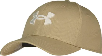 Imagen del producto de Gorra Under Armour para hombre, modelo Blitzing Low, con ajuste adaptable, en color "City Khaki" con detalles en "White Quartz"