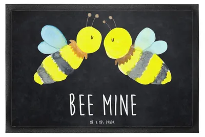 Produktbild von Mr. & Mrs. Panda Schmutzmatte Biene Liebe 60 x 90 cm - Kreidetafel - Geschenk, Fussmatte, Bodenvorleger, Schmutzfangmatte, Sauberlaufmatte, fußmatte, Gummimatte