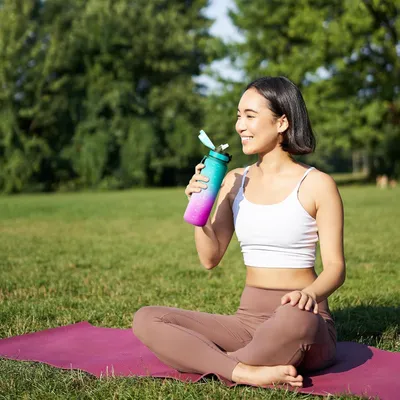 Productafbeelding van Famanu drinkfles, 1 liter, met tijdmarkering en rietje - Lekvrije sportfles voor fitness, reizen en dagelijks gebruik