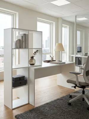 Moderner weißer Schreibtisch mit Regal in einem stilvollen Home Office mit dunklem Holzboden und weichem Teppich, der eine organisierte Arbeitsumgebung schafft._#sku_SAFWL6.391#