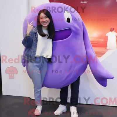 Productafbeelding van Paars REDBROKOLY Beluga Whale-mascottekostuum gekleed met een boyfriend jeans en haarclips