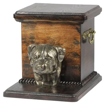 Produktbild von Rottweiler - Eine Urne für die Asche eines Hundes mit einer Statuette, eine elegante Urne für einen Hund, eine außergewöhnliche Urne mit dem Porträt eines Hundes von der Marke Art-Dog.