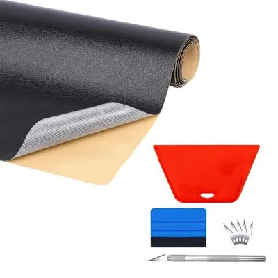 Schwarze Kunstlederrolle mit strukturierter Oberfläche, die die Klebeseite zeigt, neben roten und blauen Rakeln, einem Cuttermesser und Ersatzklingen