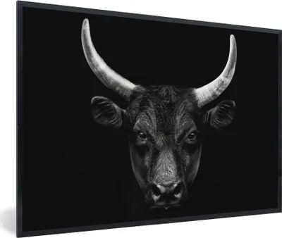 Produktbild von MuchoWow® Gerahmtes Poster Tiere - Stier - Schwarz - Weiß - Porträt 90x60 cm - Poster mit Schwarzem Bilderrahmen Wandposter Rahmen Foto Bilder - Fotorahmen - Foto-Plakat