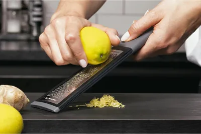 Immagine prodotto di Kai Pure Komachi Reibe Ichimatsu Zester, Parmesanreibe, Muskatreibe, Gewürzreibe, PG-0001