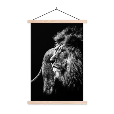 Produktbild von MuchoWow® Textilposter Tiere - Wild - Löwe - Schwarz - Weiß 120x180 cm mit holzfarbenen Rahmen - Textil-Plakat