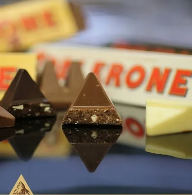 Zdjęcie produktu dla Toblerone biała czekolada z miodem i nugatem migdałowym aż 360g GIGANT