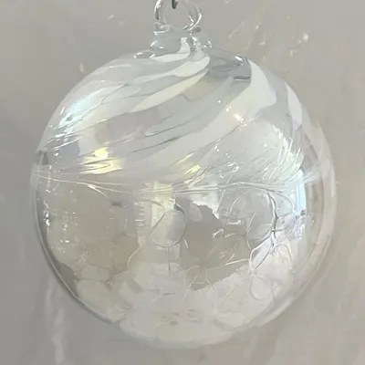 Obrázok produktu pre Visajúca sklenená guľa, strieborná, biela, 15 cm, ručne fúkaná