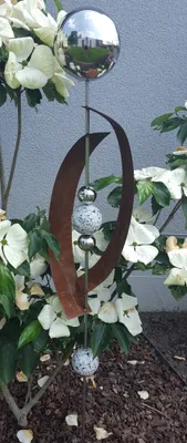 Produktbild von Skulptur Deimos poliert 145 cm Edelstahl & Cortenstahl Beetstecker Gartenstecker Rosenkugel
