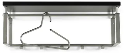 Garderobe Wandgarderobe Rex 3 in Nickeloptik von vorne mit schwarzer Hutablage, Stahlgestell und metallenen Kleiderhaken.