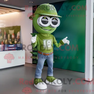 Produktbild von Olivgrünes REDBROKOLY American Football Helm Maskottchen Kostüm Charakter gekleidet in Flare Jeans und Smartwatches