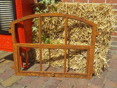 Breites Stallfenster mit Klappe Gartenmauer 