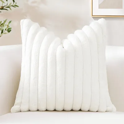 Produktbild von Plüschiger Samtkissenbezug, weicher Dekokissenbezug aus Kunstfell für Sofa, flauschiger Kissenbezug für Schlaf- und Wohnzimmer (55x55cm, weiß)