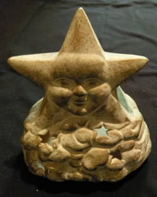 Eine Windlichtfigur in Form eines Sterns mit menschlichen Gesicht. Die Farbgebung ist erdig und warm