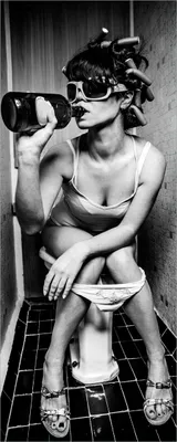 Produktbild von Wallario Poster - Kloparty - Sexy Frau auf Toilette mit Weinflasche, Kunstdruck Größe: 80 x 200 cm