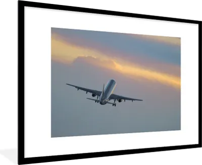 Produktbild von MuchoWow® Gerahmtes Poster Flugzeug fliegt dem Sonnenuntergang entgegen 90x60 cm - Poster mit Schwarzem Bilderrahmen Wandposter Rahmen Foto Bilder - Wanddekoration - Fotos