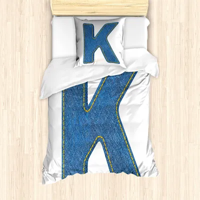 Produktbild von ABAKUHAUS Buchstabe K Mantele, Alphabet Schriftstil, Milbensicher Allergiker geeignet mit Kissenbezügen, 135 cm x 200 cm - 80 x 80 cm, Blau Gelb