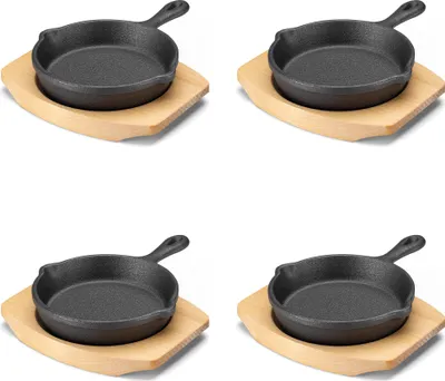 Produktbild von Navaris 4x Gusseisenpfanne klein mit Holz Stand - 10,2x2,5cm beschichtet Servierpfanne aus Gusseisen - Mini Auflaufform - Gusseiserne Bratpfanne für