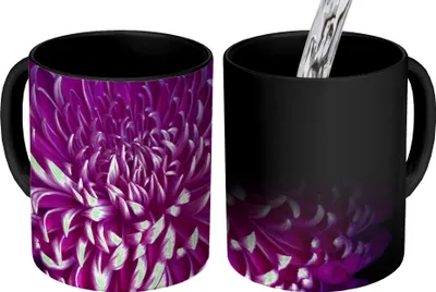 Produktbild von MuchoWow® Zauber Tasse Zaubertasse Magic Die Blätter einer lila Blume auf schwarzem Hintergrund 350 ml Farbwechsel Becher Geschenk Geschenkidee - Magic-Tasse - Fototasse - Keramiktassen - Bilder - Tasse Kaffee - Getränkbecher - Kaffetassen