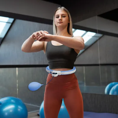 Produktbild von SUGIFT Smart Infinity Hoop, Hula Hoop Reifen Erwachsene mit Gewichtsball, 16 Segmente verstellbar, Hellblau  |  Digitaler Zähler  |  1,3 kg  |  76–113 cm