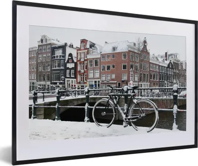 Produktbild von MuchoWow® Gerahmtes Poster Amsterdam - Fahrrad - Winter 60x40 cm - Poster mit Schwarzem Bilderrahmen Wandposter Rahmen Foto Bilder - Schlafzimmer - Plakat in Rahmen - Drucken